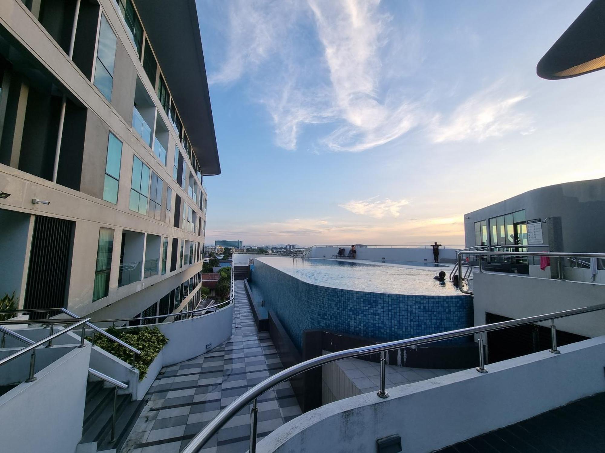 Cozy 2br Near Airport, Town & Vivacity Mall Apartment *