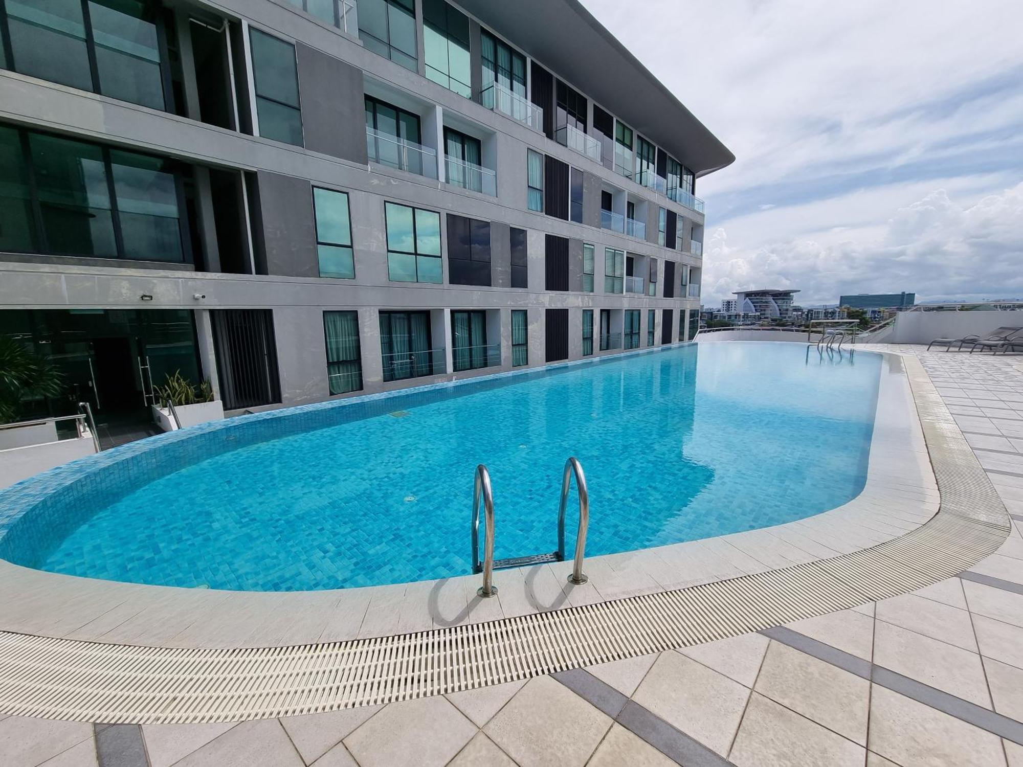 Cozy 2br Near Airport, Town & Vivacity Mall Apartment *
