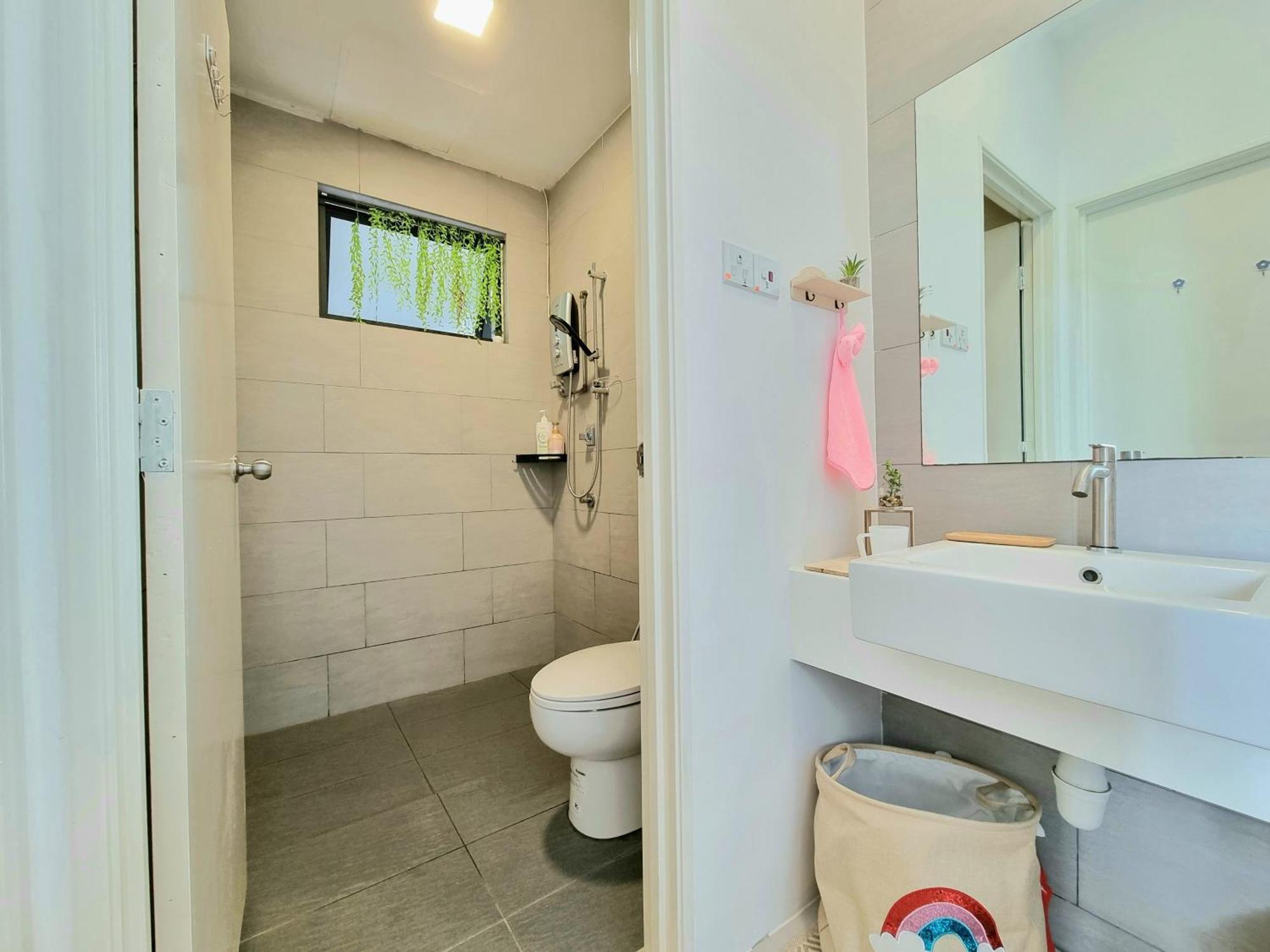 Cozy 2br Near Airport, Town & Vivacity Mall Apartment *